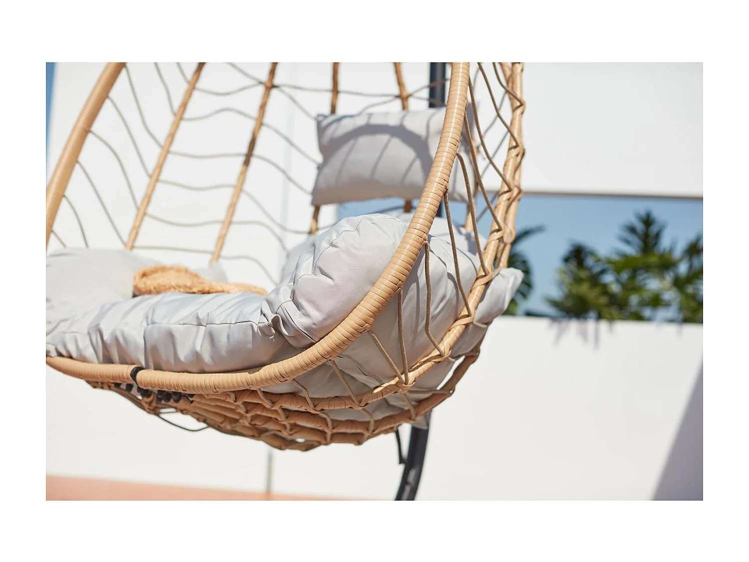 Hangstoel beige van hars en staal LIMA - Eigentijdse stijl