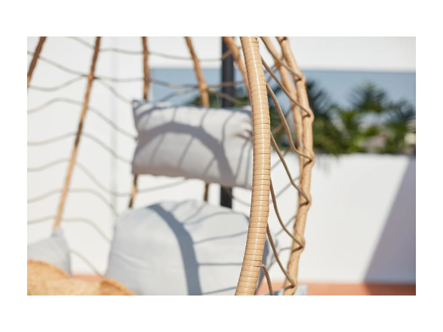 Hangstoel beige van hars en staal LIMA - Eigentijdse stijl