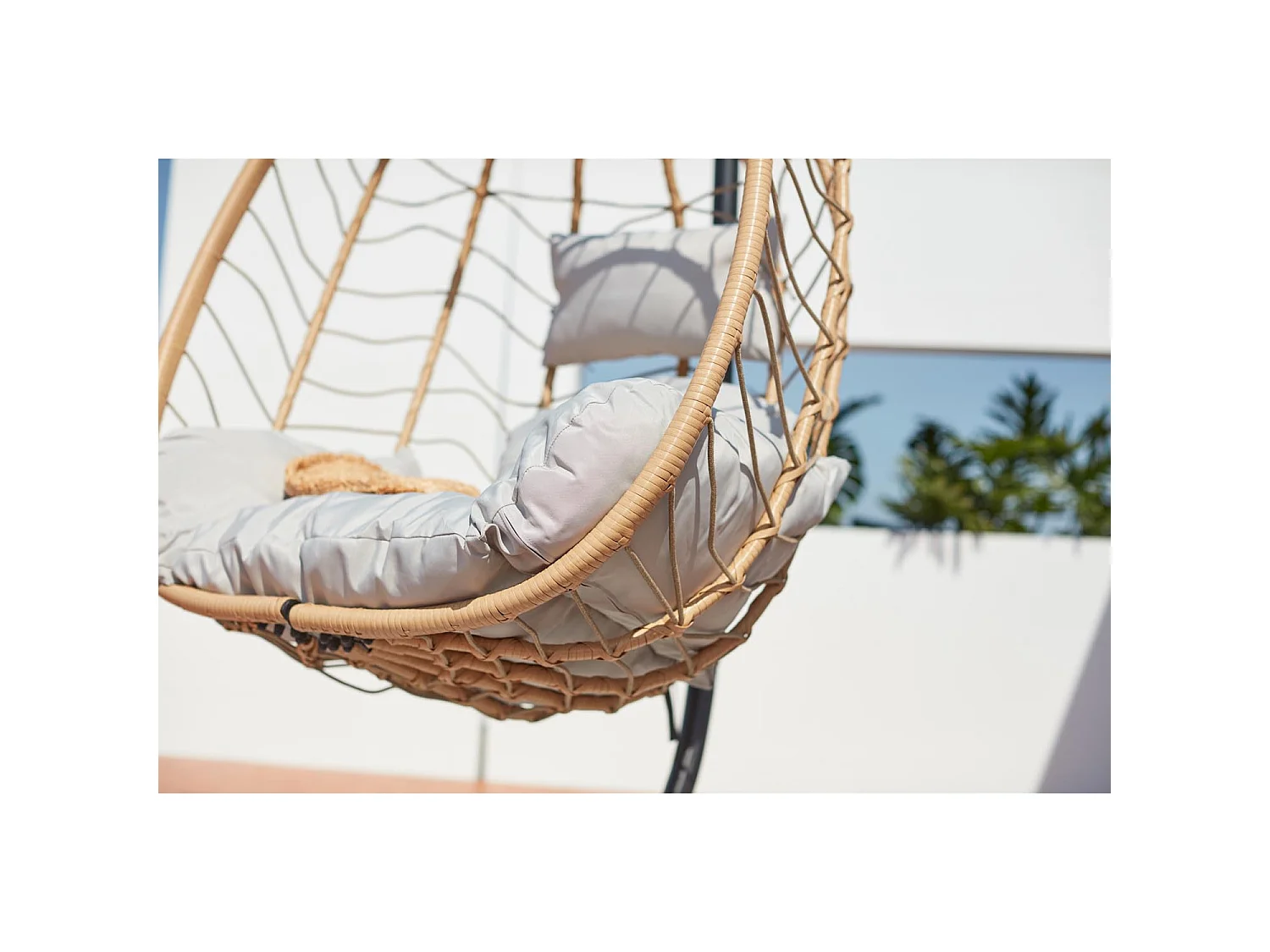 Fauteuil suspendu en résine effet rotin naturel LIMA