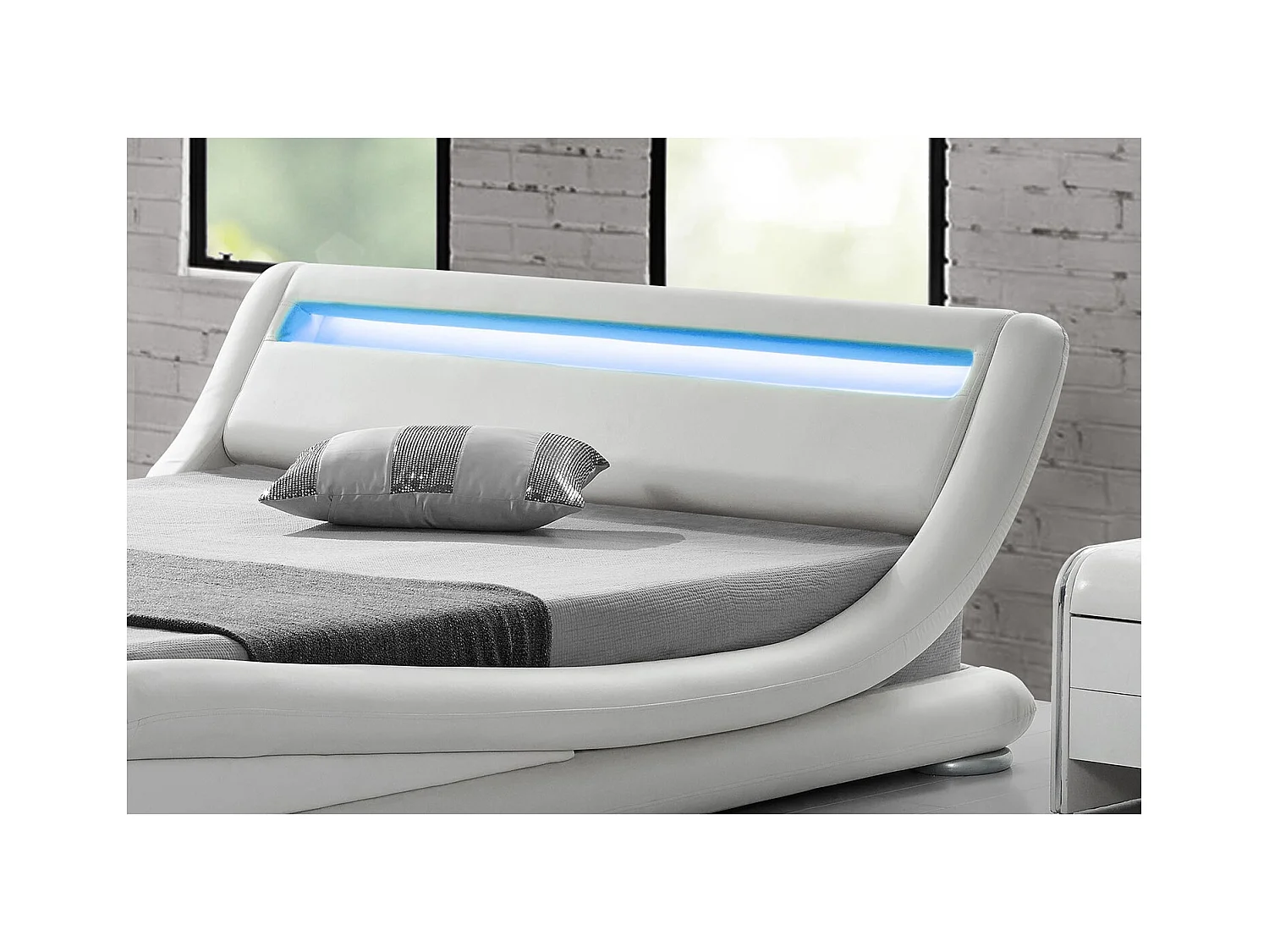 Cama de polipiel blanca con LED integrados 140x190  SEATTLE