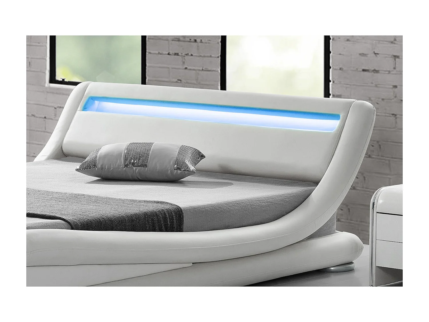 Bettgestell mit LED 140 x 190 cm in weißem PU SEATTLE