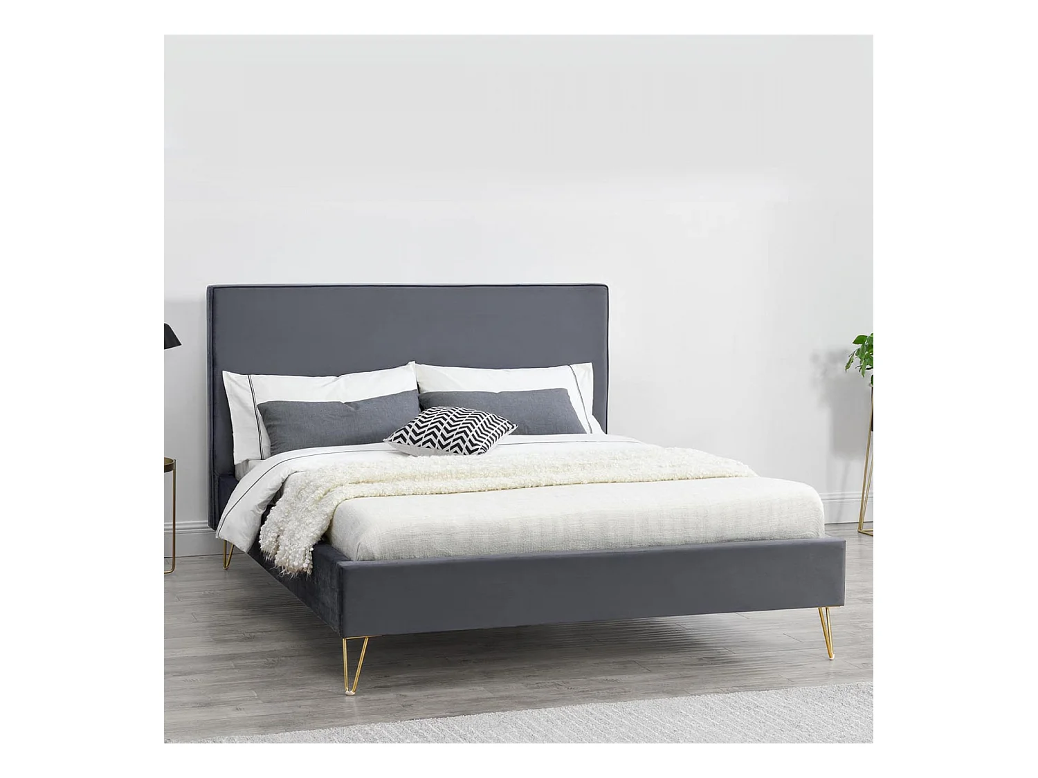 Bed in Grijze Fluweel & Messing Poten 160x200 cm RIVERSIDE