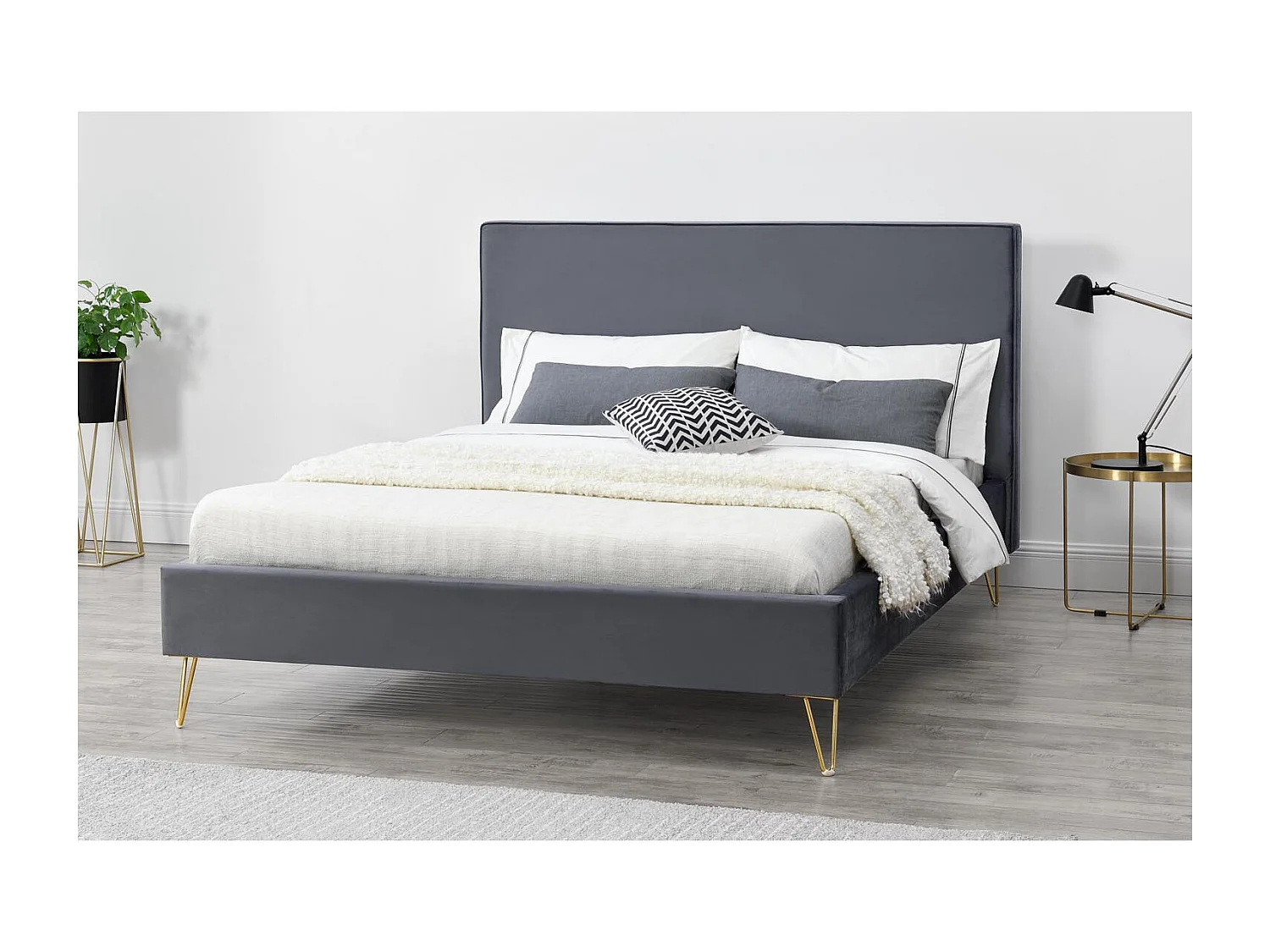 Bed in Grijze Fluweel & Messing Poten 160x200 cm RIVERSIDE