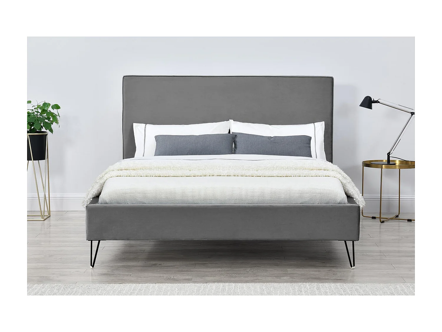 Cama de terciopelo gris y patas negras 140x190 RIVERSIDE