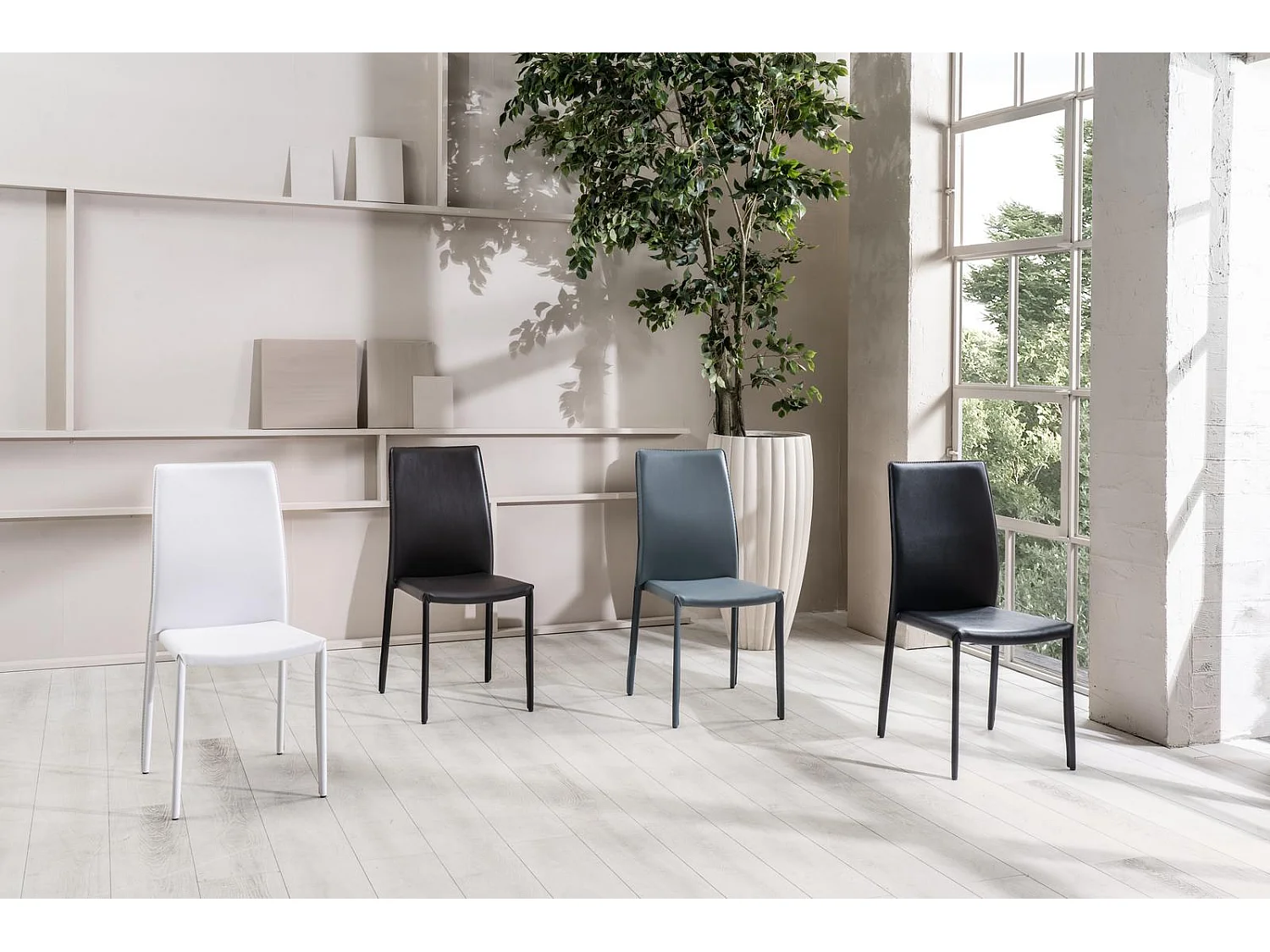Chaise en simili cuir noir avec structure en métal recouvert 41x42xh.95 cm 4 pcs