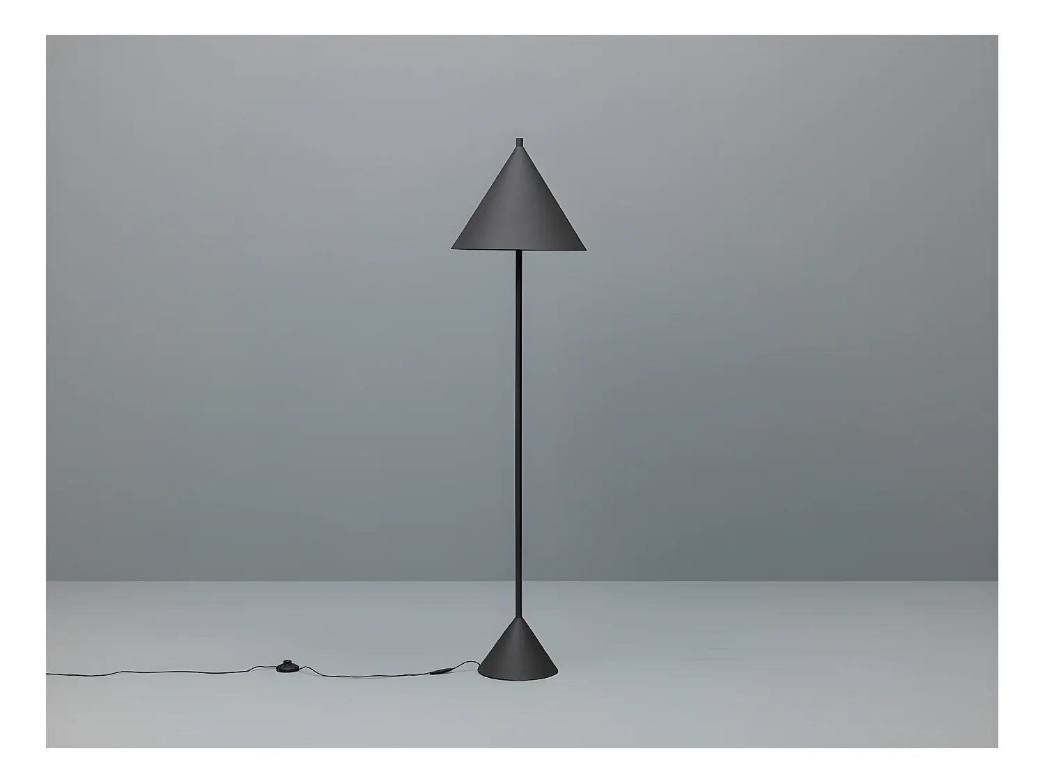 Indi - Czarna metalowa lampa podłogowa