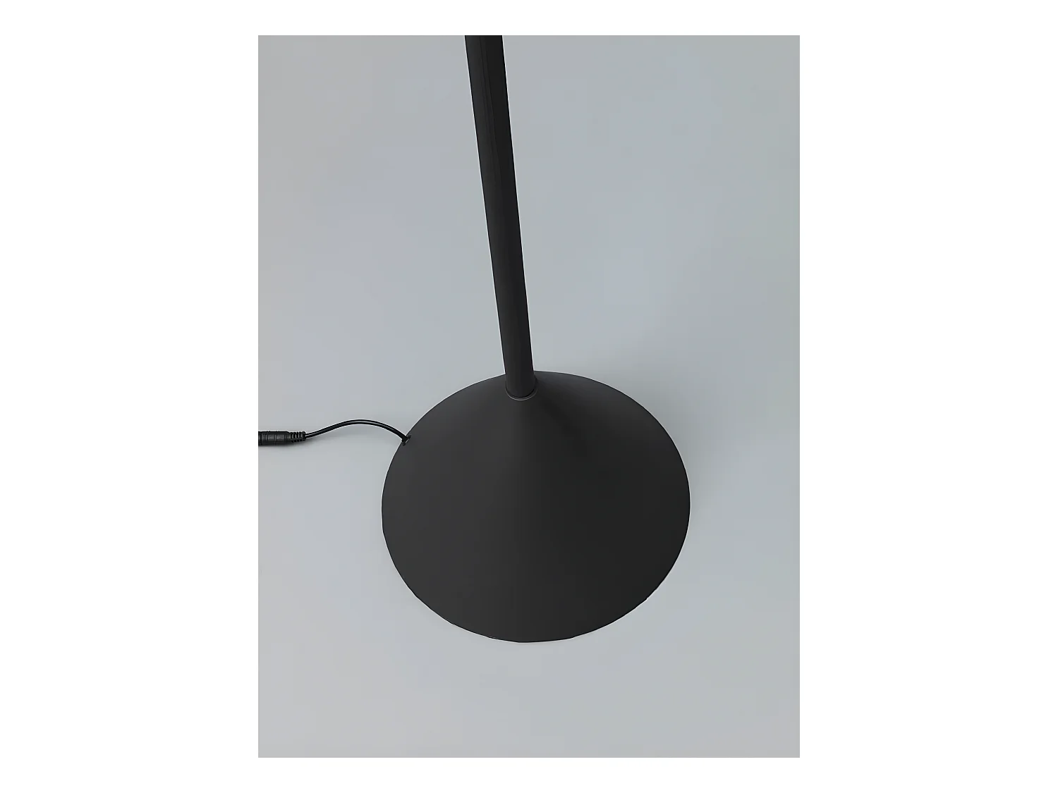 Indi - Czarna metalowa lampa podłogowa