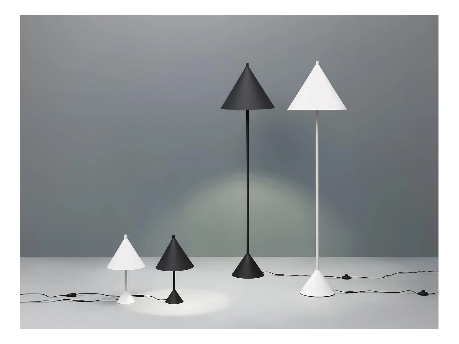 Indi - Czarna metalowa lampa podłogowa