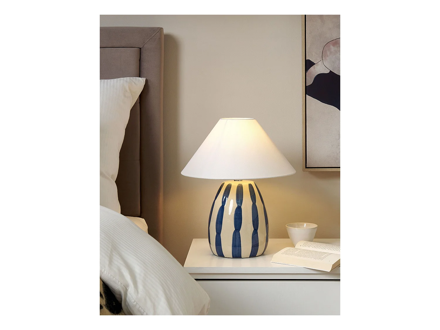 Nachttischlampe aus Keramik Weißer Schirm Handgefertigte Leuchte Beige und Blau Luchetti