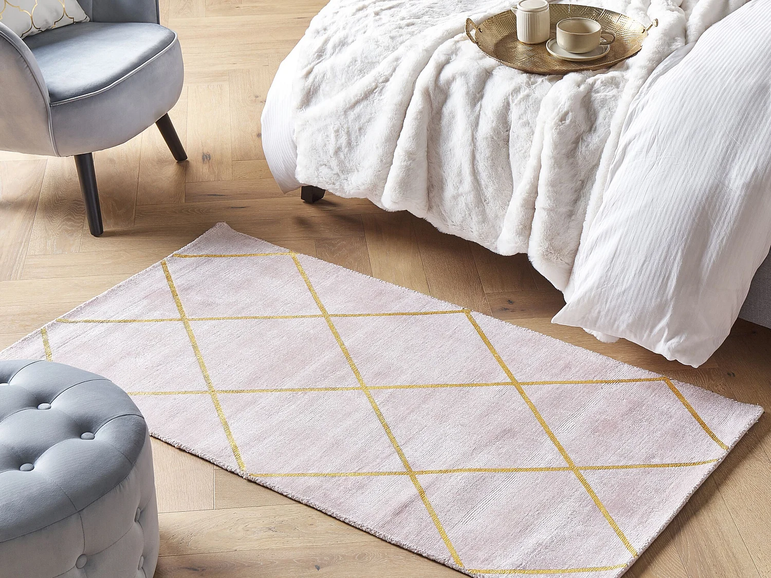 Tapis en viscose et coton rose et dorée à motif géométrique avec craquelures 80 x 150 cm ATIKE
