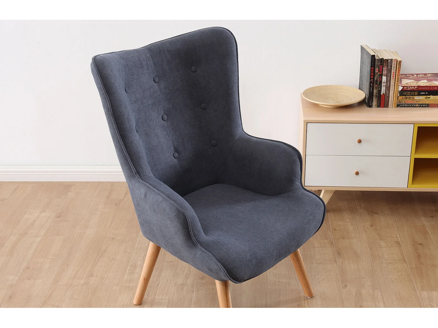 Fauteuil en tissu de velours gris avec pieds nordiques en bois de hêtre - Longueur 71 x Profondeur 75 x Hauteur 95 cm