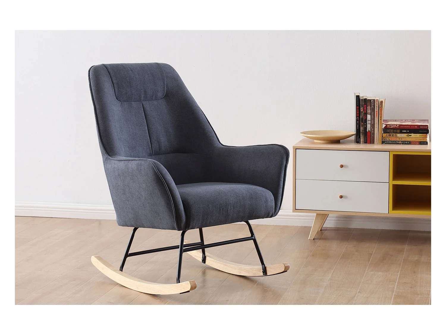 Fauteuil à bascule, chaise berçante en tissu gris avec pieds en bois de hêtre - Longueur 77 x Profondeur 88 x Hauteur 97 cm