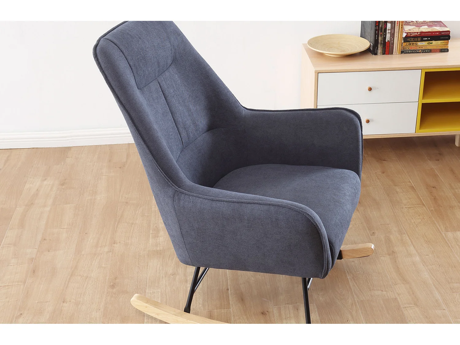 Fauteuil à bascule, chaise berçante en tissu gris avec pieds en bois de hêtre - Longueur 77 x Profondeur 88 x Hauteur 97 cm