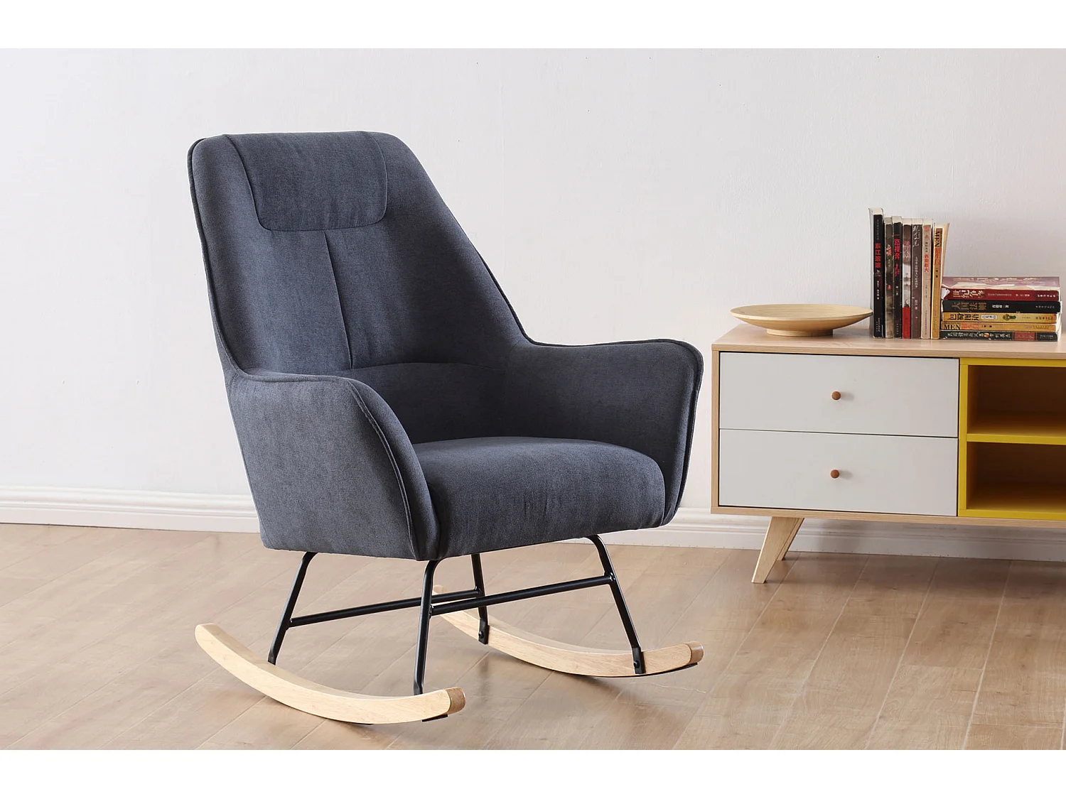 Fauteuil à bascule, chaise berçante en tissu gris avec pieds en bois de hêtre - Longueur 77 x Profondeur 88 x Hauteur 97 cm