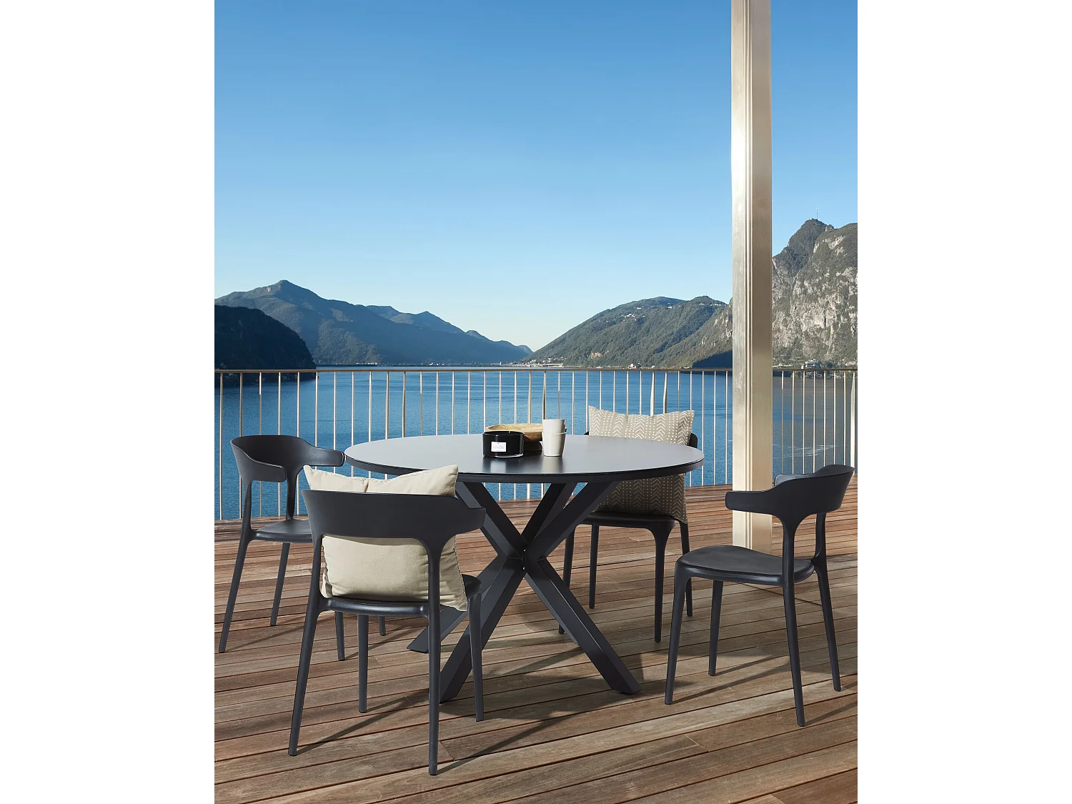 Indoor & Outdoor Stuhl 4er Set Kunststoff schwarz stapelbar Skandi Modern Gubbio