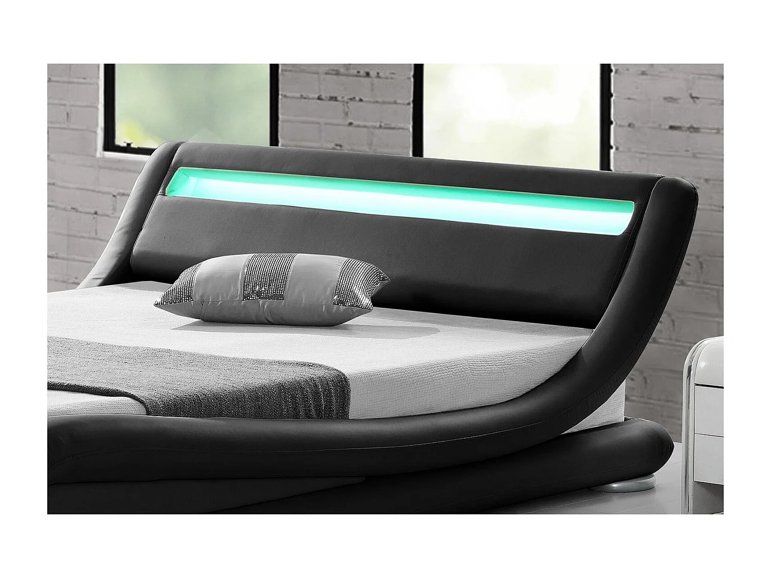 Bettgestell mit LED 140 x 190 cm in schwarzem PU SEATTLE