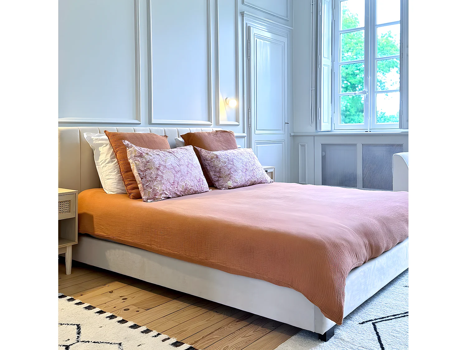 Lit adulte avec tête de lit capitonnée en velours beige sable 140x190 - William