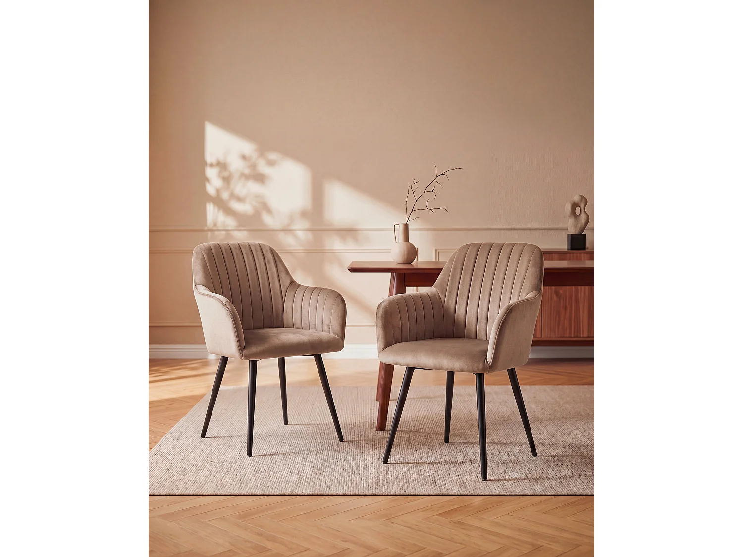 Set med 6 stolar med armstöd i beige sammet och svart metall ELEANA