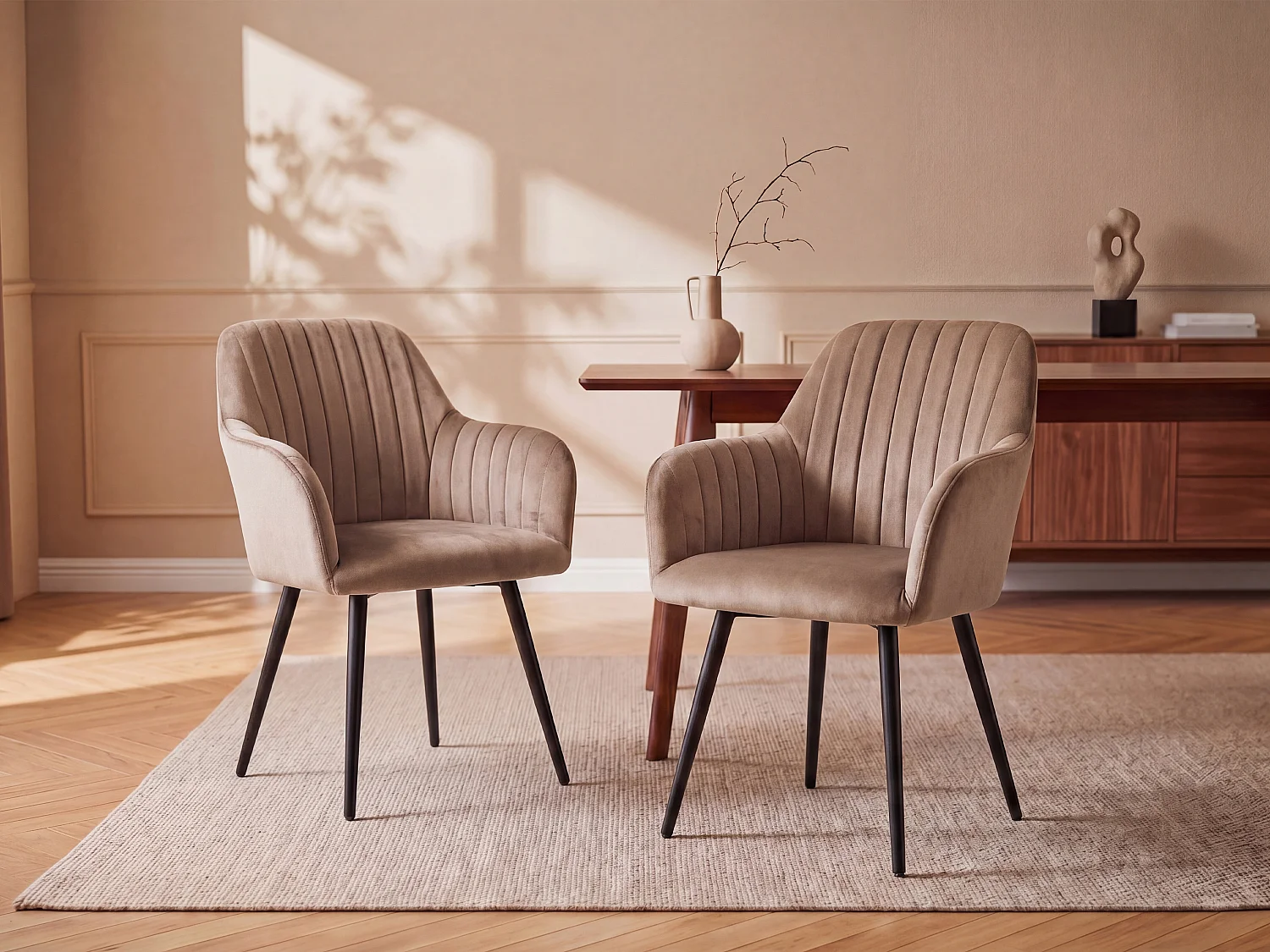 Set med 6 stolar med armstöd i beige sammet och svart metall ELEANA