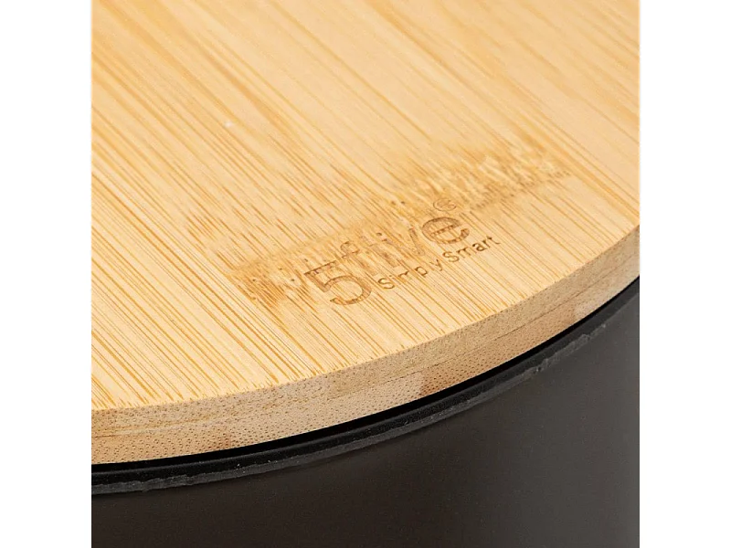 Farbiger Mülleimer mit Bambusdeckel. 3 l