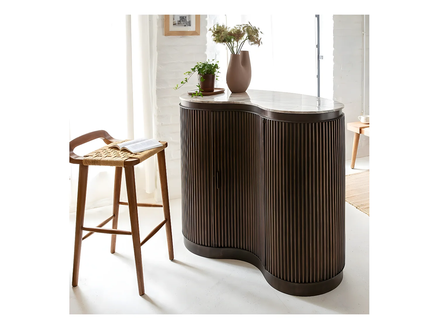 Meuble bar haricot en marbre et métal Orlando