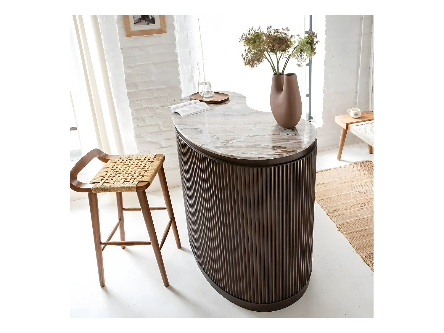 Meuble bar haricot en marbre et métal Orlando