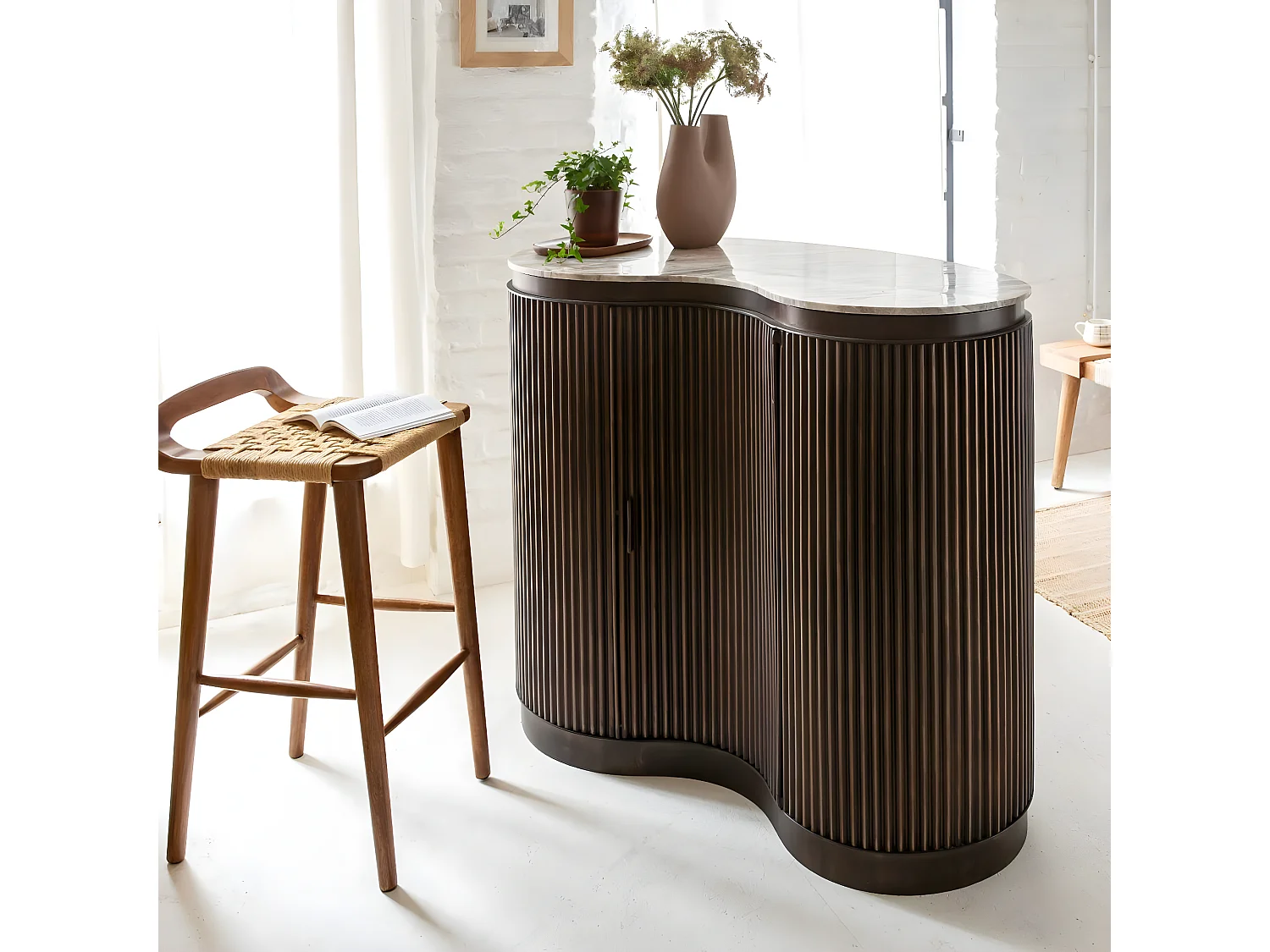 Meuble bar haricot en marbre et métal Orlando