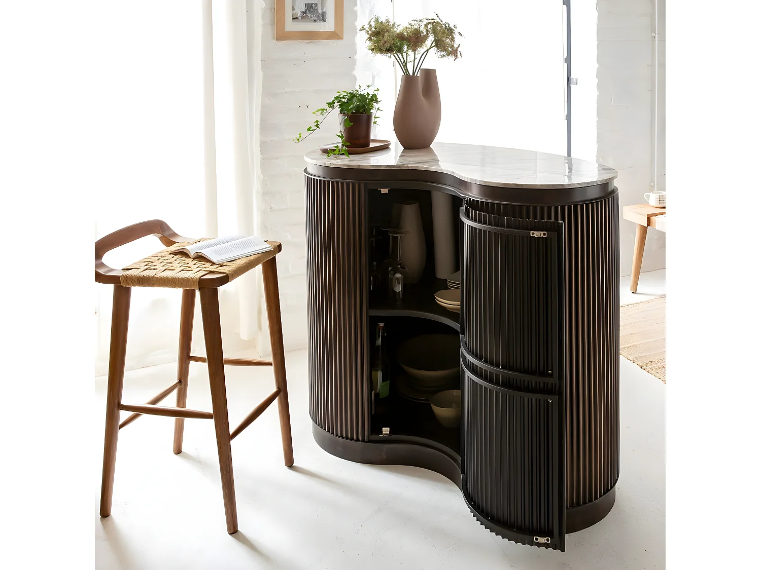 Meuble bar haricot en marbre et métal Orlando