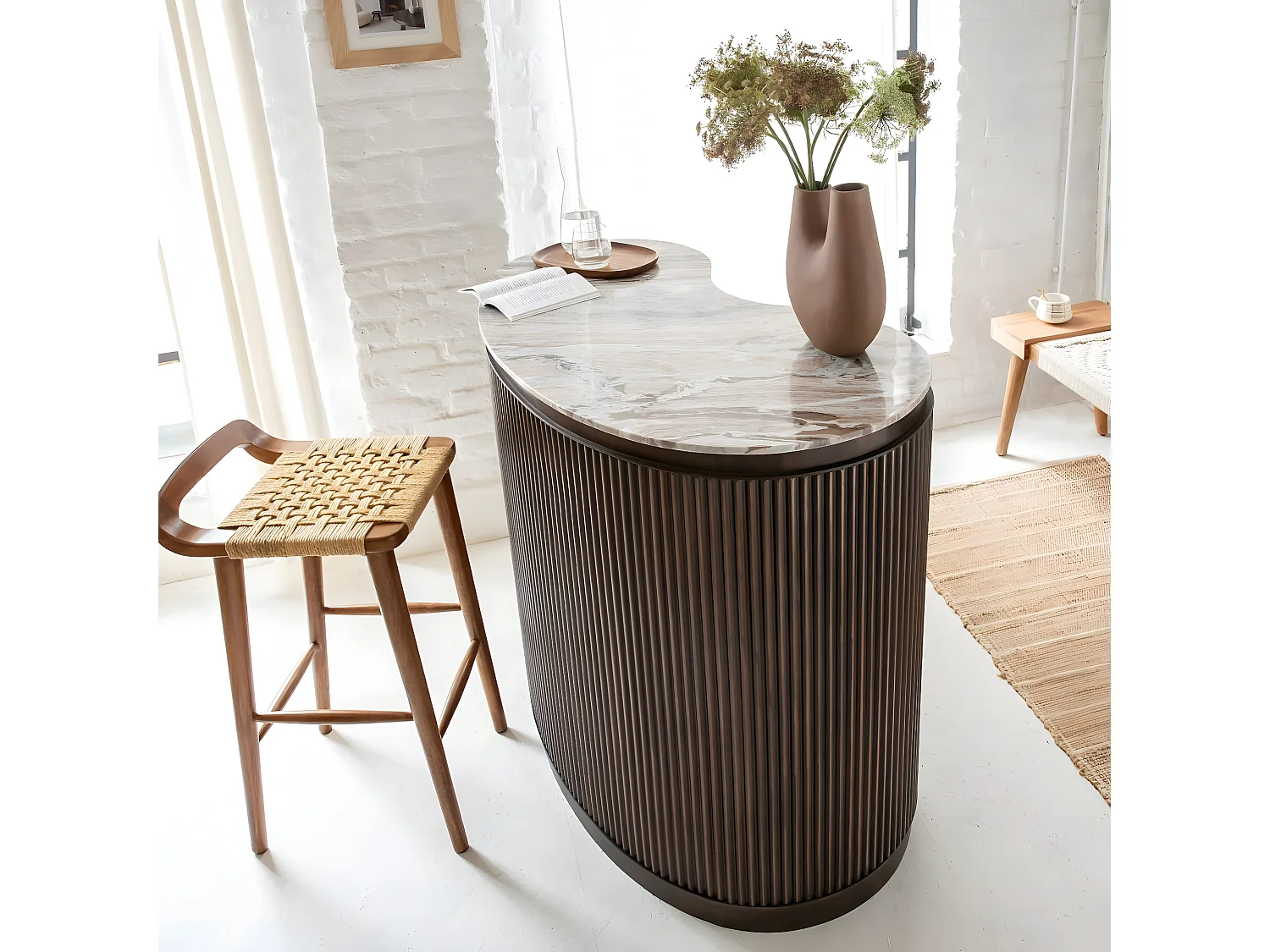 Meuble bar haricot en marbre et métal Orlando