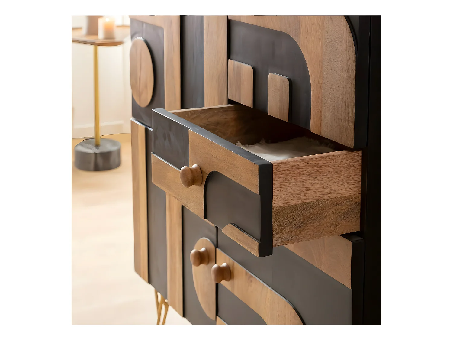 Buffet de madera de mango y metal Colombine con motivos geométricos negros