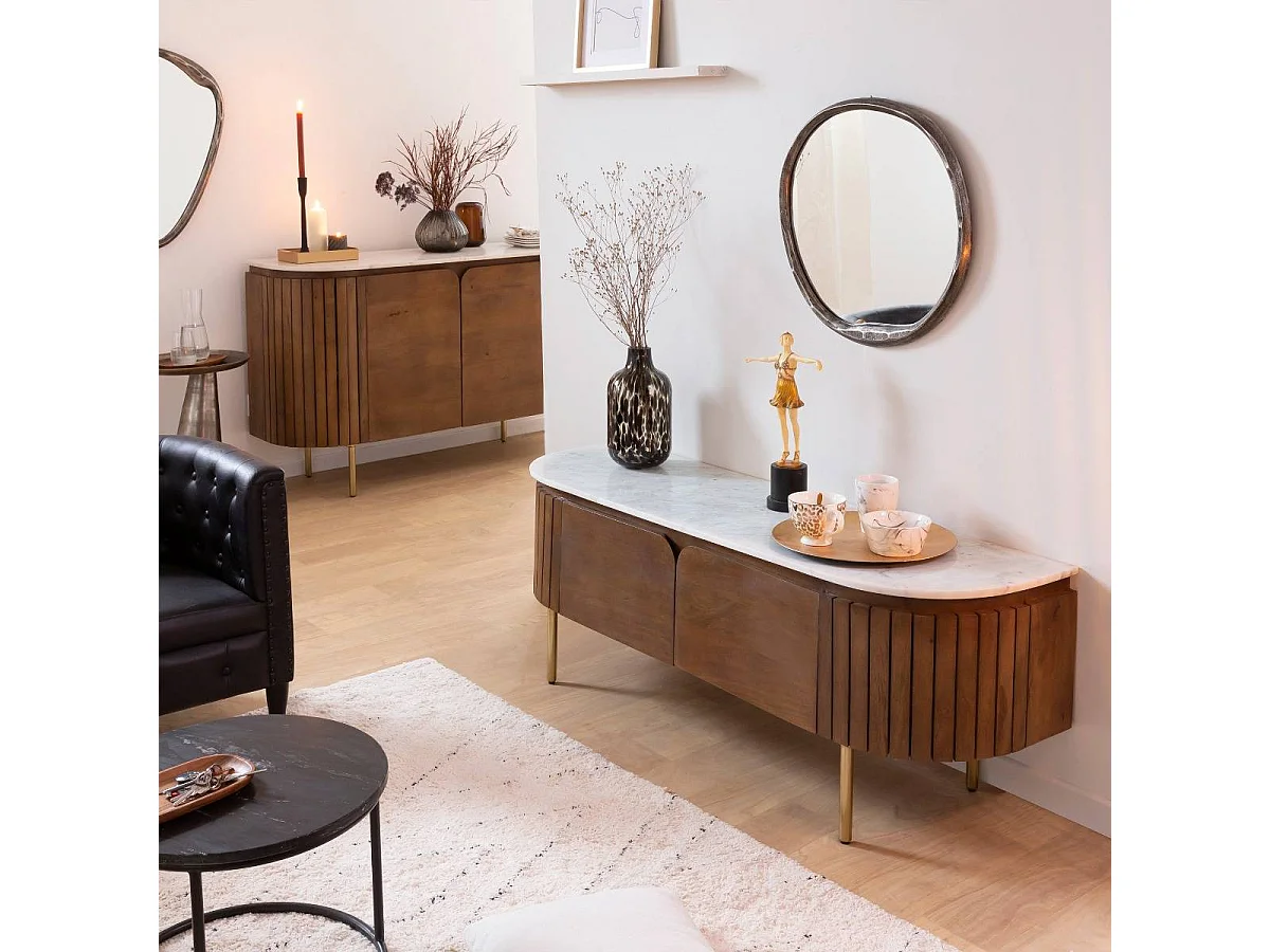 Mueble de TV de madera de mango y mármol Siena con almacenamiento y patas doradas