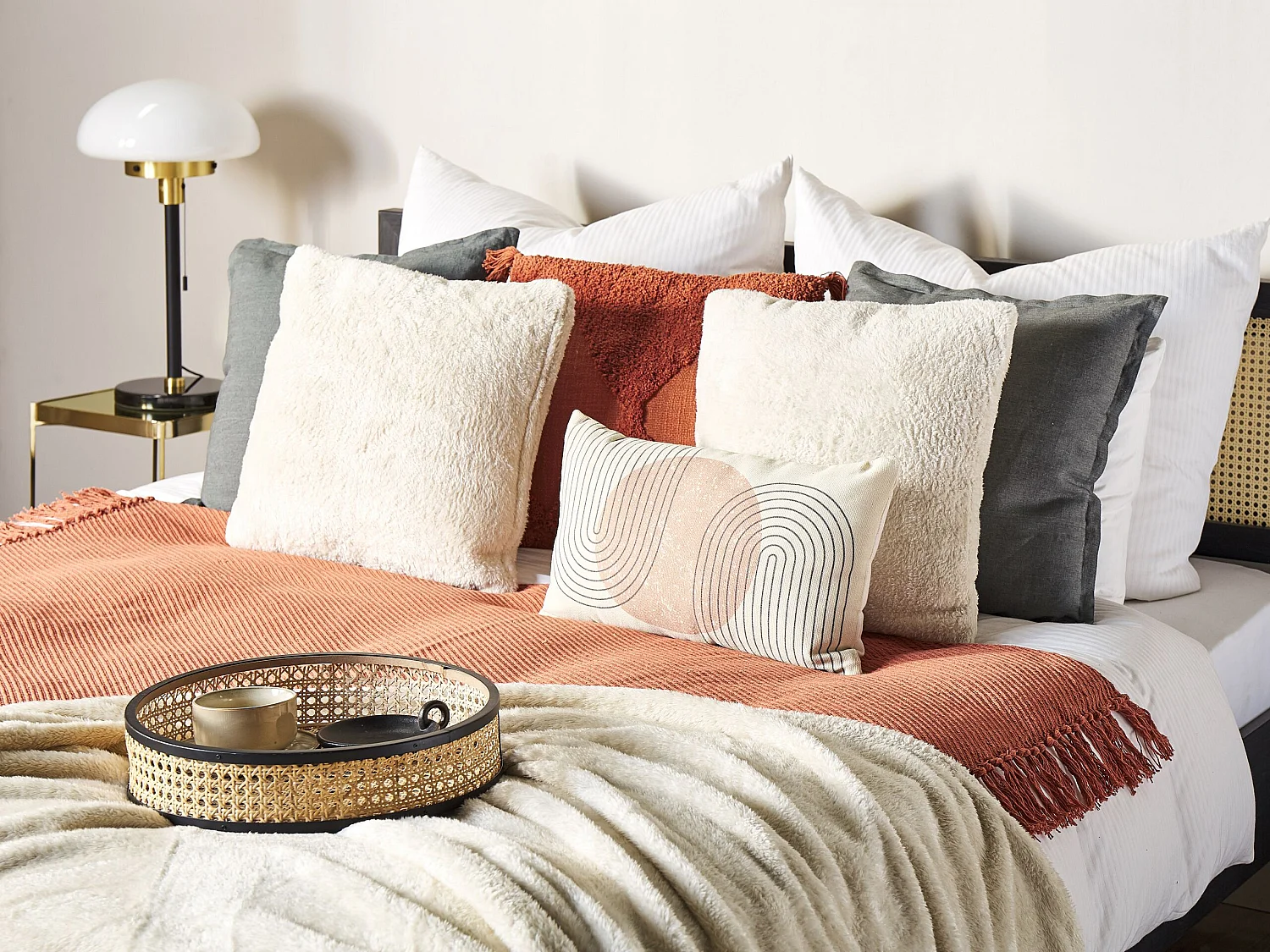 Coussin en fausse fourrure beige clair 45 x 45 cm PILEA