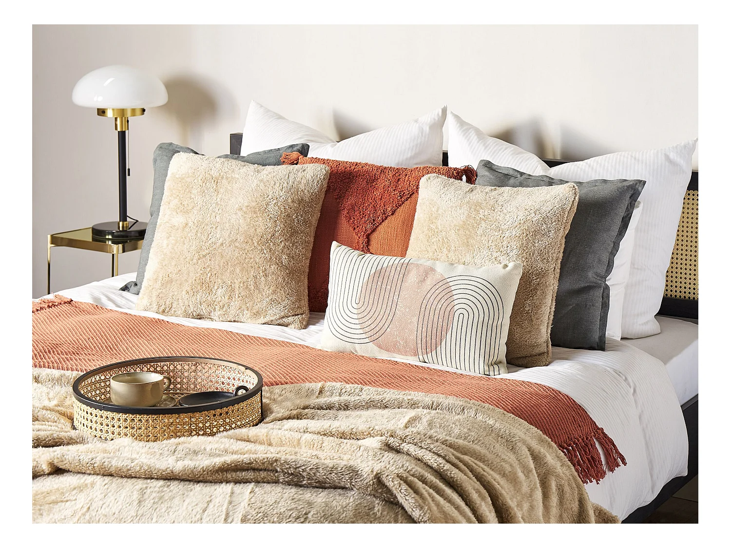 Zestaw 2 poduszek dekoracyjnych PILEA Sztuczne futro 45 x 45 cm Beżowy Jednolity