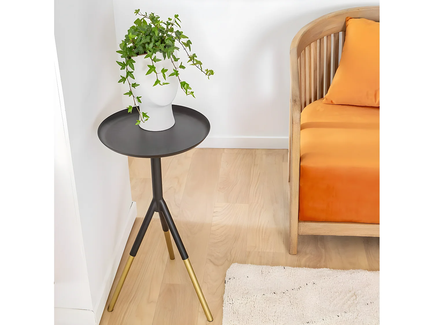 Mesa auxiliar de metal William - Trípode dorado elegante para el accesorio decorativo perfecto