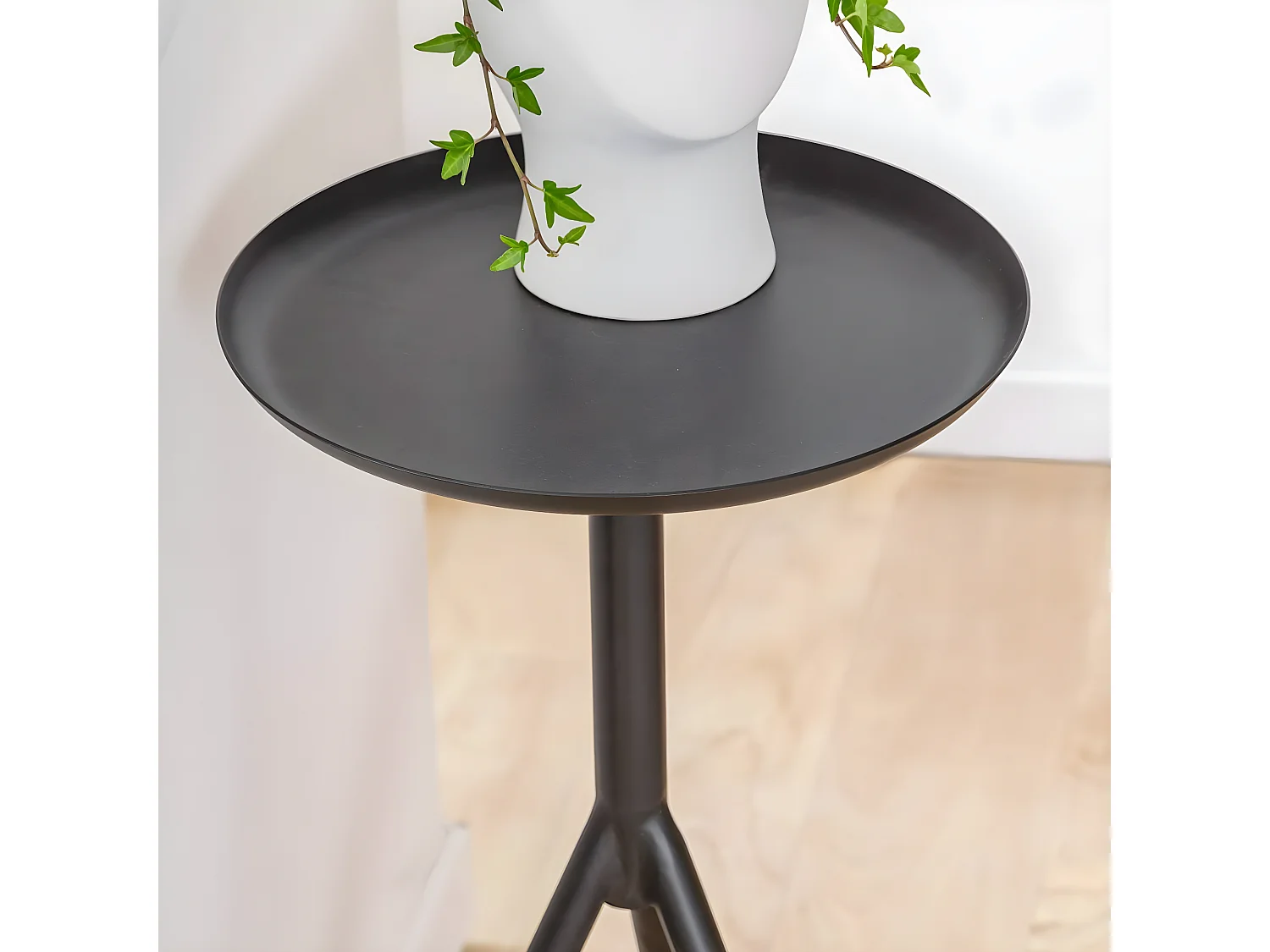 Mesa auxiliar de metal William - Trípode dorado elegante para el accesorio decorativo perfecto