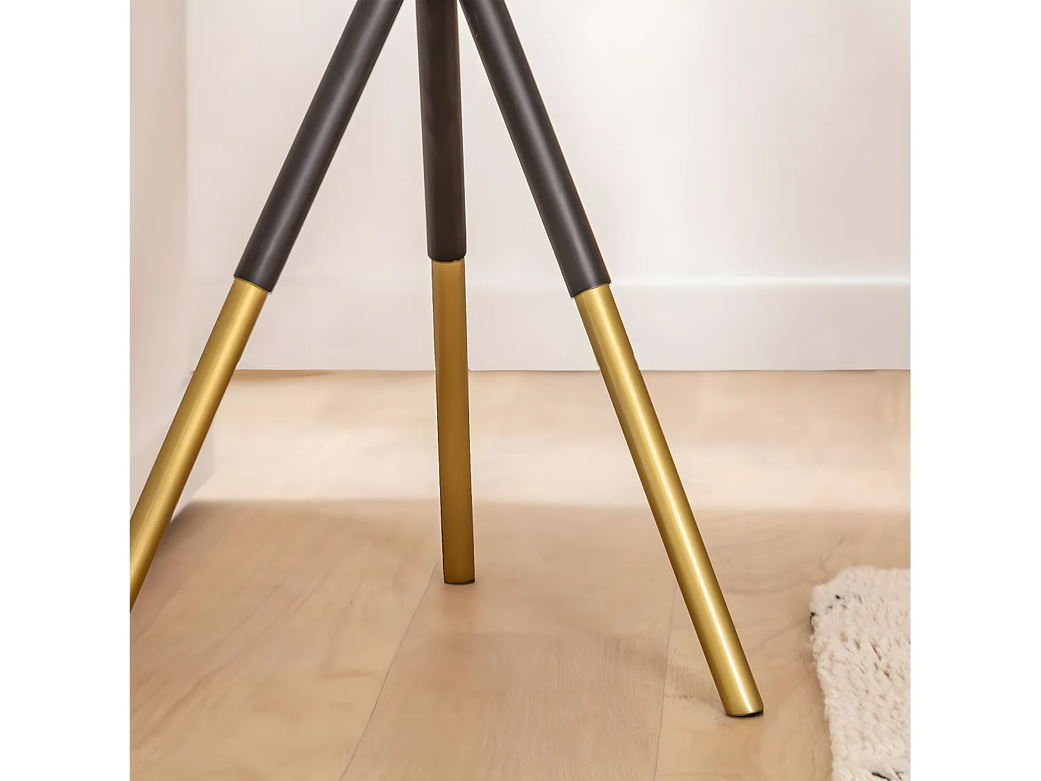 Mesa auxiliar de metal William - Trípode dorado elegante para el accesorio decorativo perfecto
