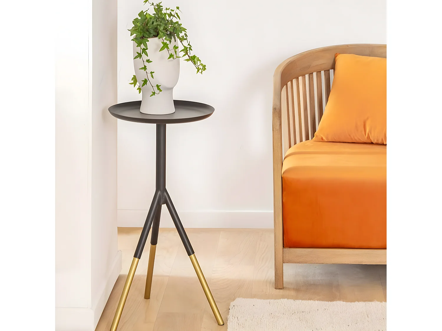 Mesa auxiliar de metal William - Trípode dorado elegante para el accesorio decorativo perfecto