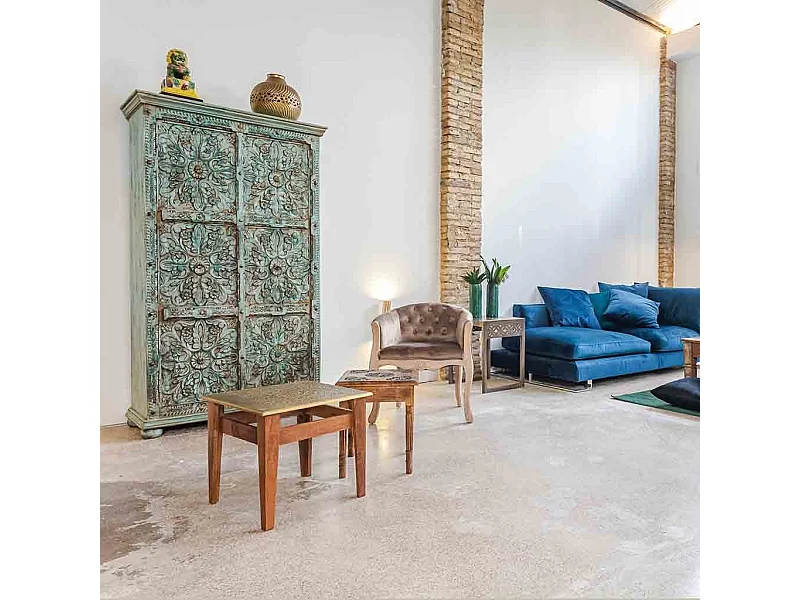 Poltrona estofada de madeira cinza 61x61x71