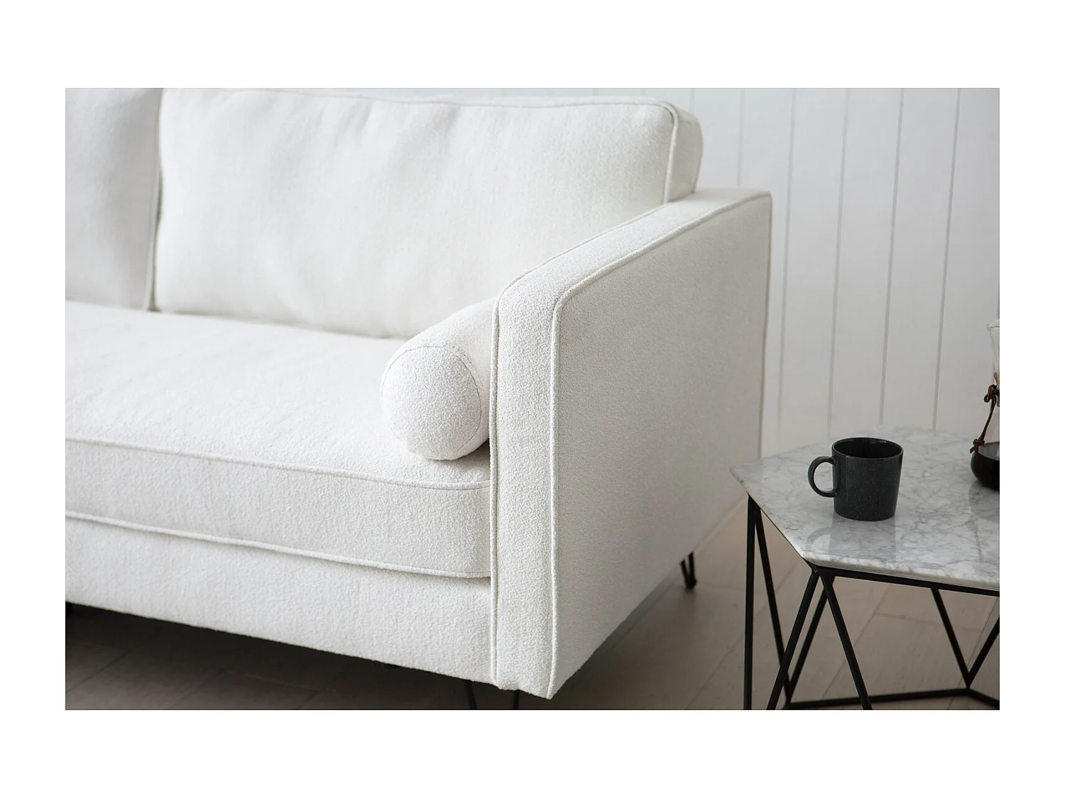 3-zitsbank in wit bouclé met metalen poten CLOUD - Scandinavisch design, comfortabel en trendy