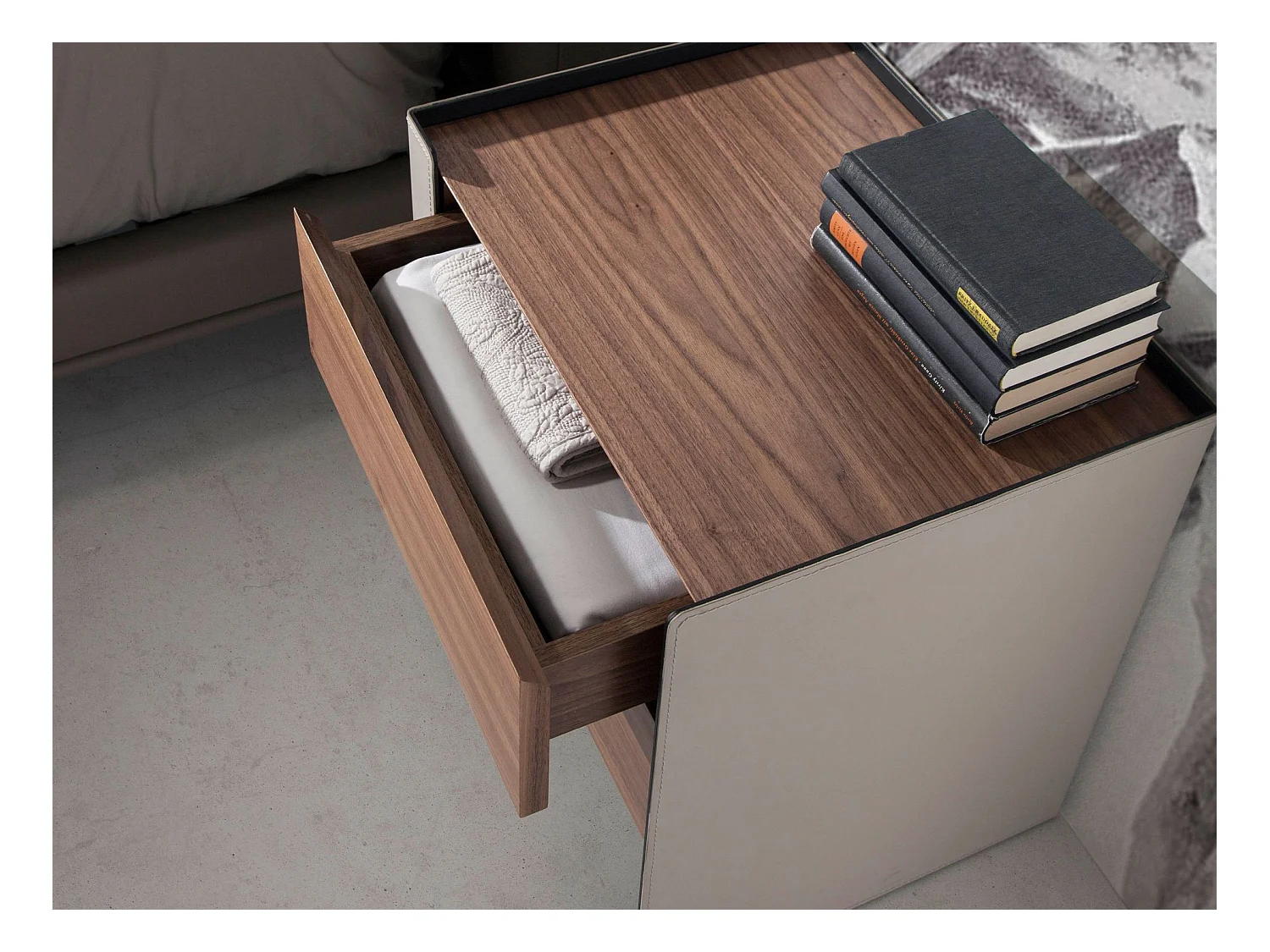 Comodino in ecopelle, noce e acciaio nero