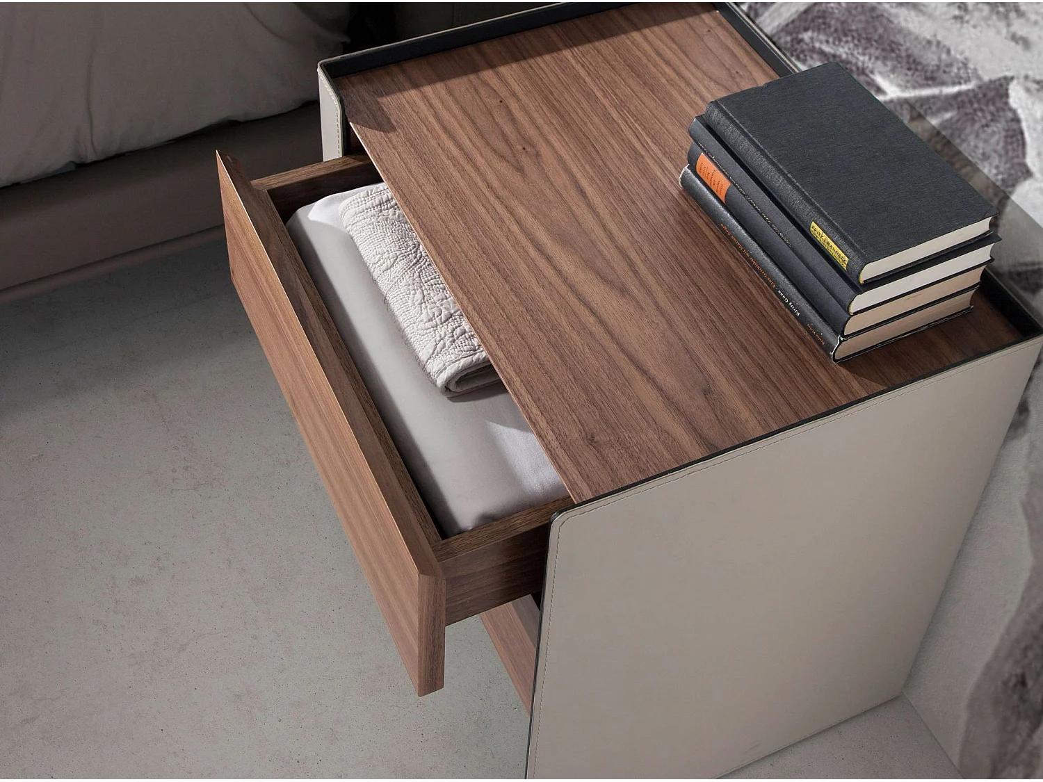 Nachtkastje van ecoleder, walnoot en zwart staal 7118 ANGEL CERDA