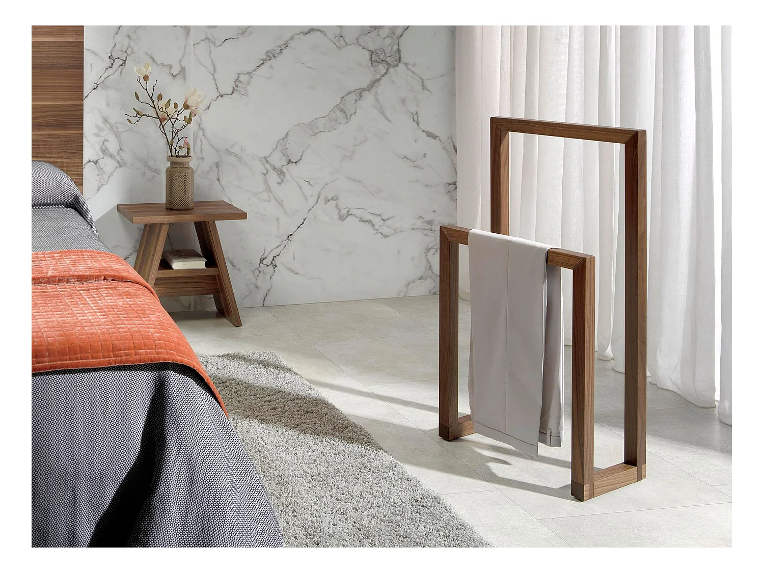 Nachttisch aus Kiefernholz