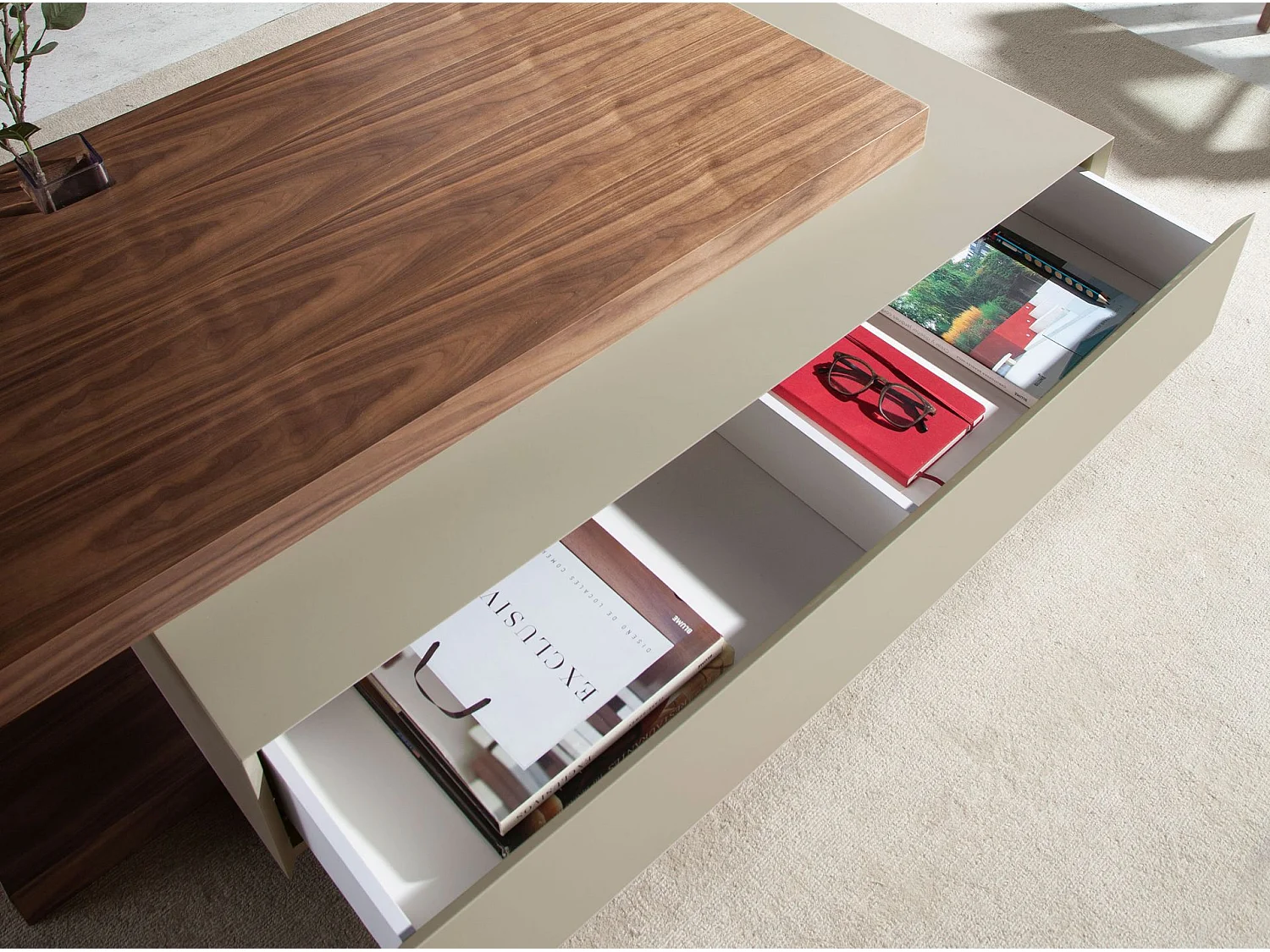 Table basse rectangulaire en bois beige et noyer