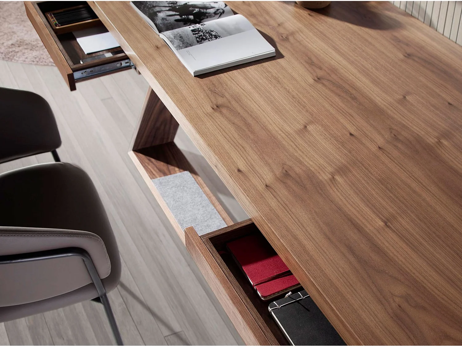 Bureau en noyer et acier noir 3216 ANGEL CERDA