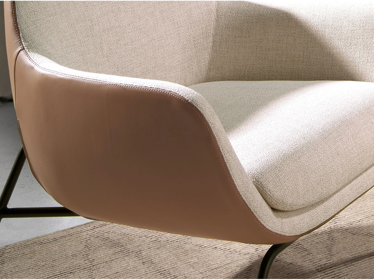 Kremowy fotel z tkaniny i brązowej ekoskóry 5099 ANGEL CERDA