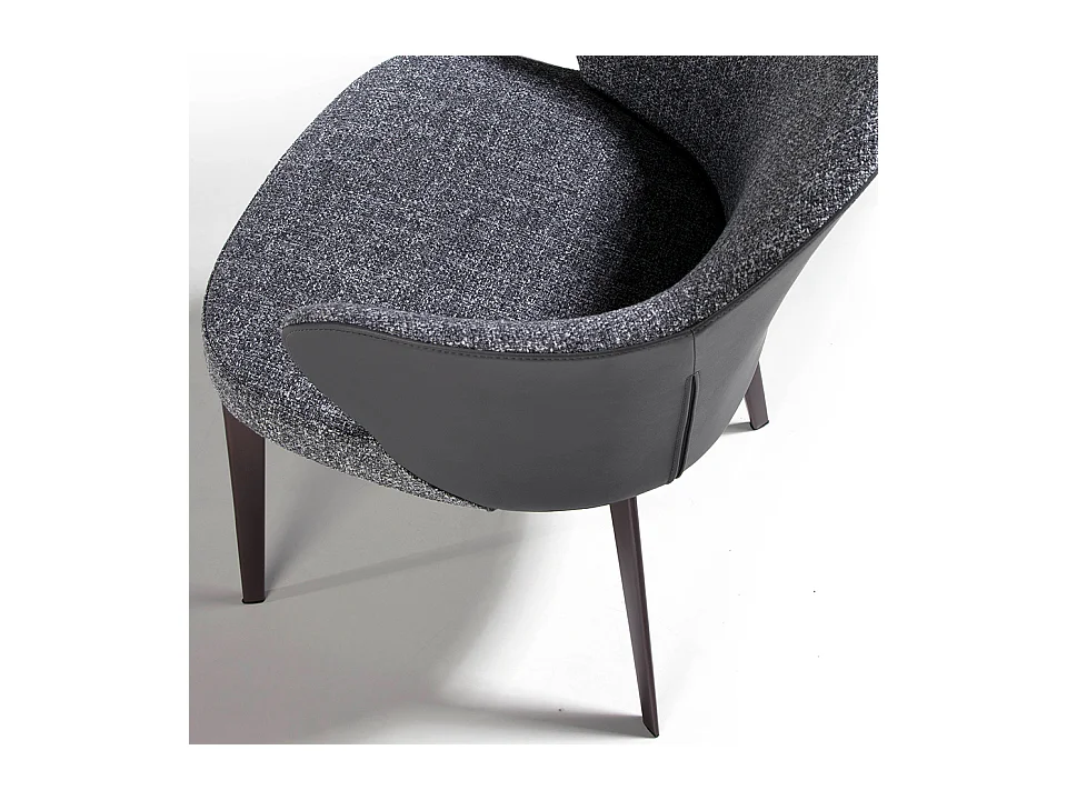 Ciemnoszare krzesło z tkaniny i ekoskóry