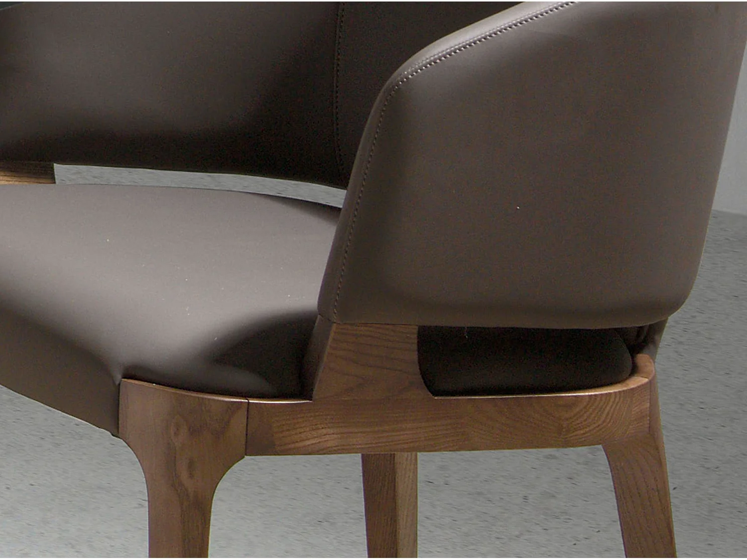 Eetkamerstoel met ecoleder en walnootkleurig essenhouten onderstel 4108 ANGEL CERDA