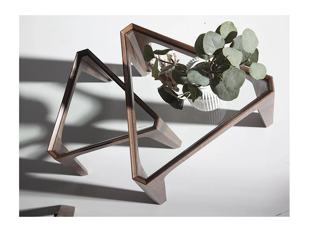 Trójkątny stolik narożny z hartowanego szkła i orzecha włoskiego