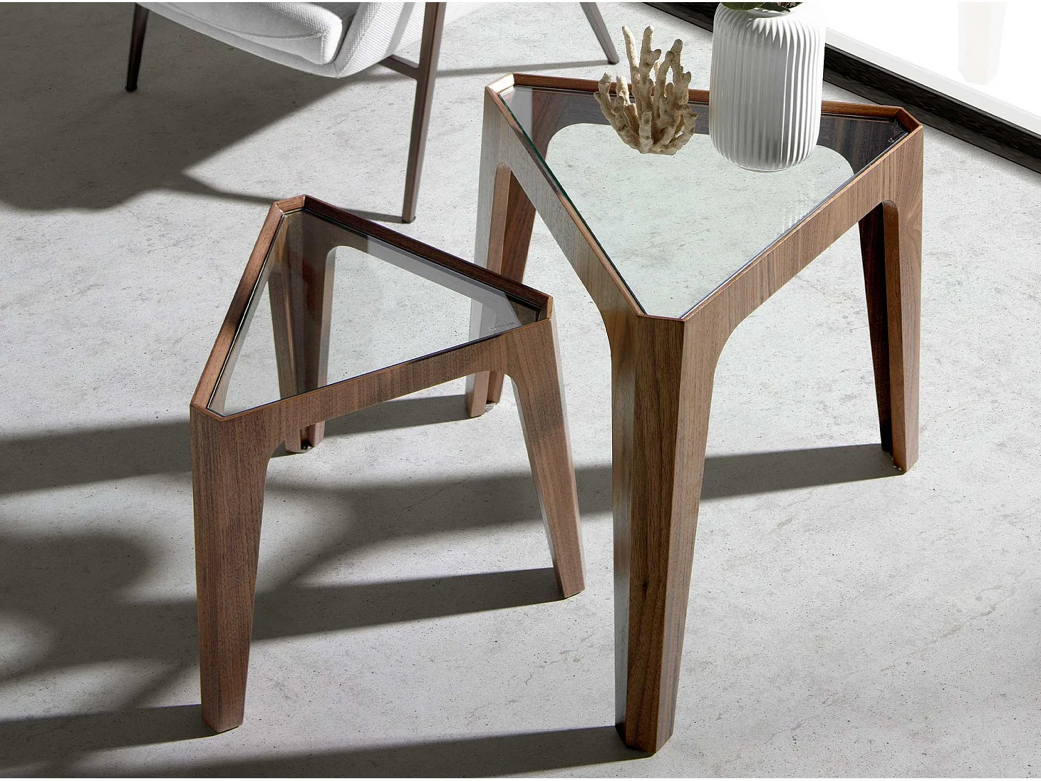 Table d'angle triangulaire en verre trempé et noyer 2107 ANGEL CERDA
