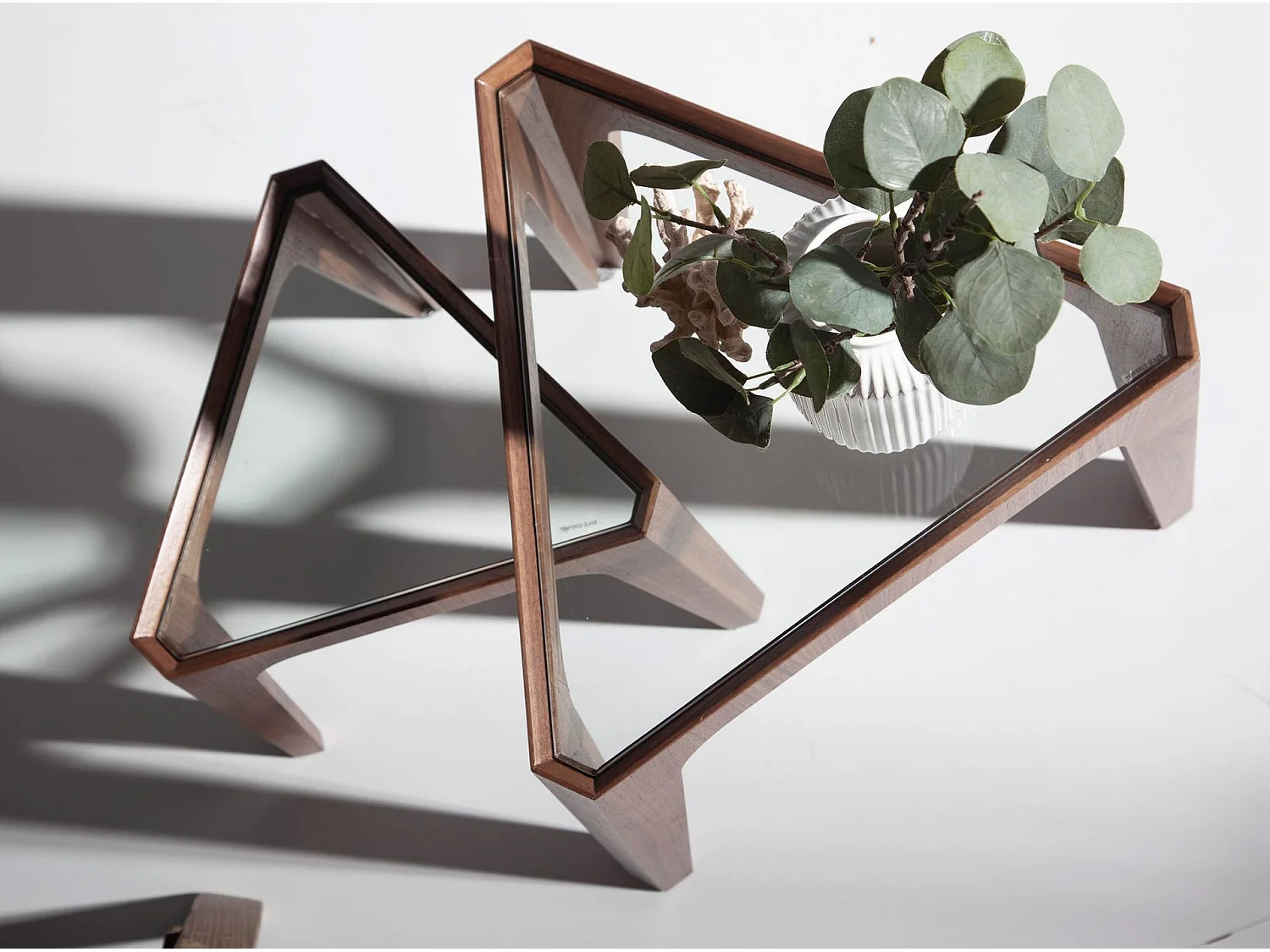 Table d'angle triangulaire en verre trempé et noyer 2107 ANGEL CERDA